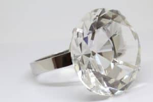 טבעת עם יהלום ענק