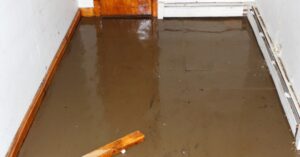 מה קורה כשמזלג הרמה פוגע בצנרת ראשית מקרה מבחן הצפה של 500,000 ליטר מים במחסן לוגיסטי